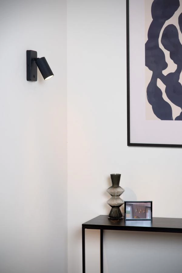 Lucide CLUBS - Lámpara de cabecera / Lámpara de pared - 1xGU10 - Negro - ambiente 1